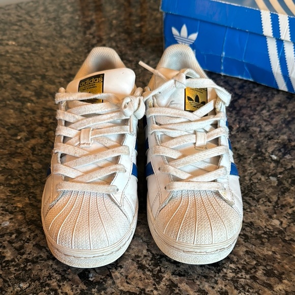 Adidas unisex superstar White and Blue Sneakers Classic Design M6.5 W 8 - Picture 3 of 11